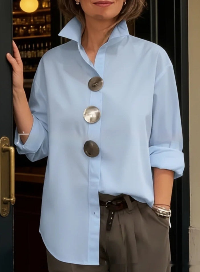 Light blue stand-collar shirt with three metal buttons and 3/4 sleeves