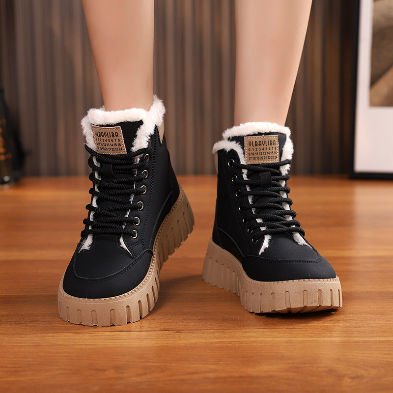 Lace-up ankle snow boots in black with sherpa collar and chunky rubber tread sole