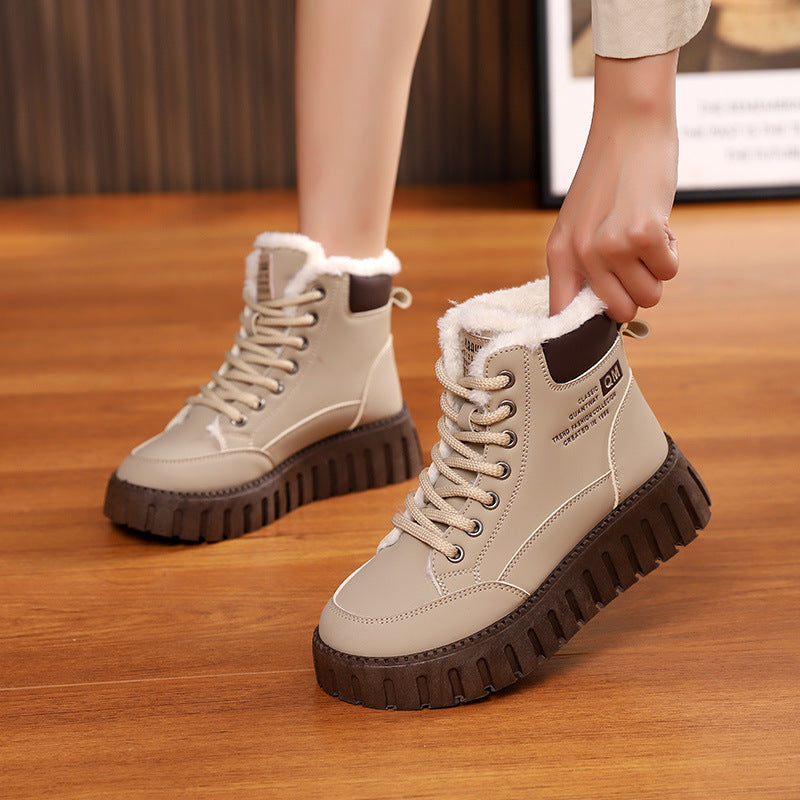 Lace-up ankle snow boots in light khaki with sherpa lining and chunky tread sole